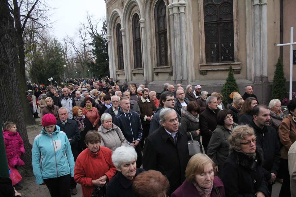 Procesja na legnickim cmentarzu