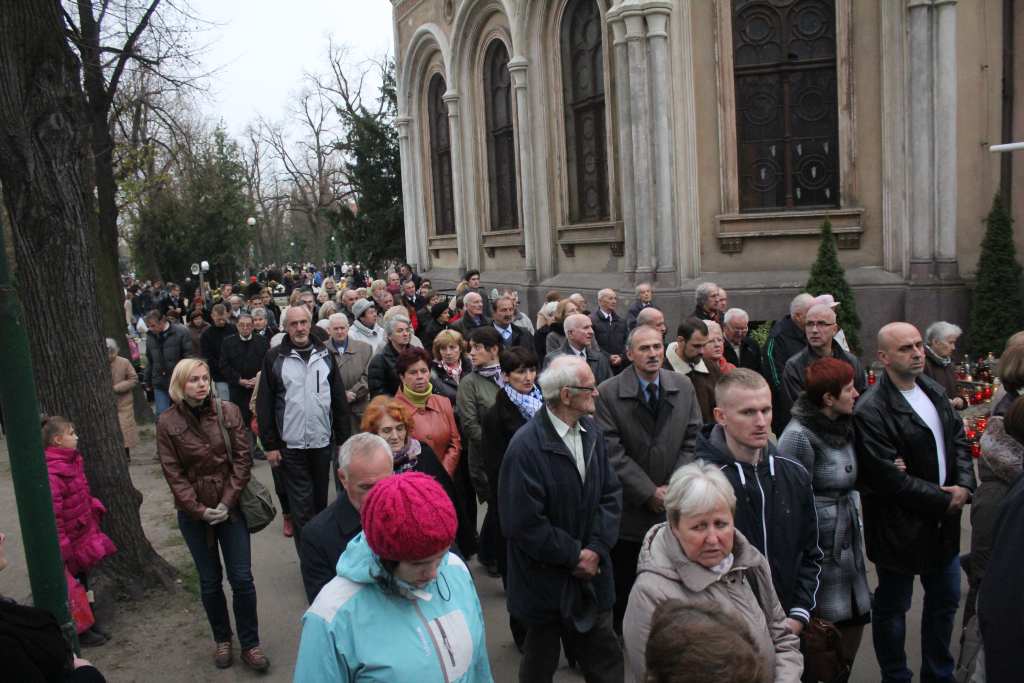 Procesja na legnickim cmentarzu