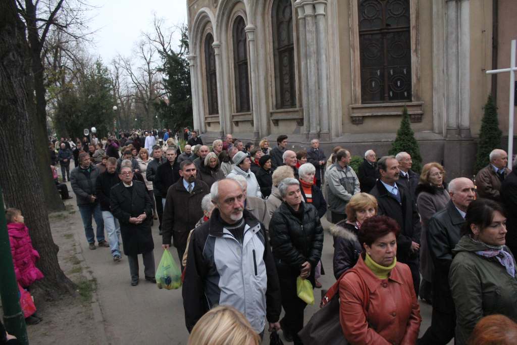 Procesja na legnickim cmentarzu
