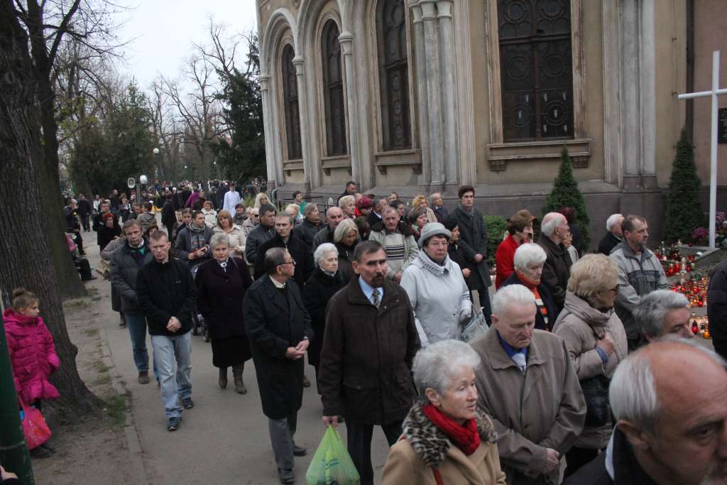 Procesja na legnickim cmentarzu