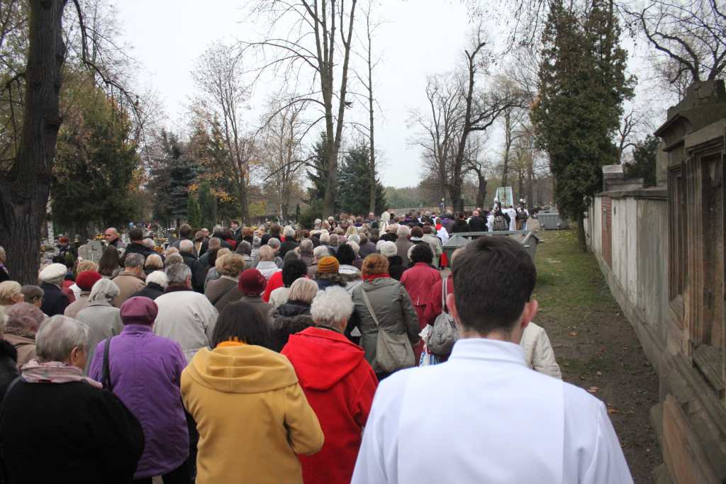 Procesja na legnickim cmentarzu