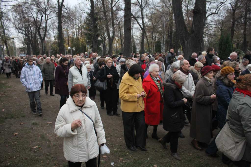 Procesja na legnickim cmentarzu