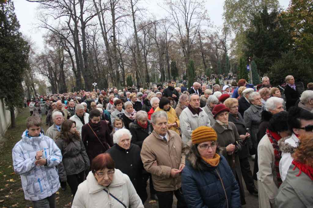 Procesja na legnickim cmentarzu