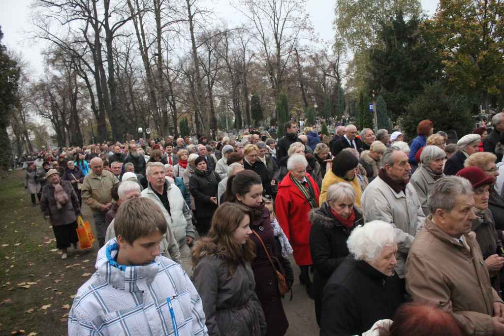 Procesja na legnickim cmentarzu