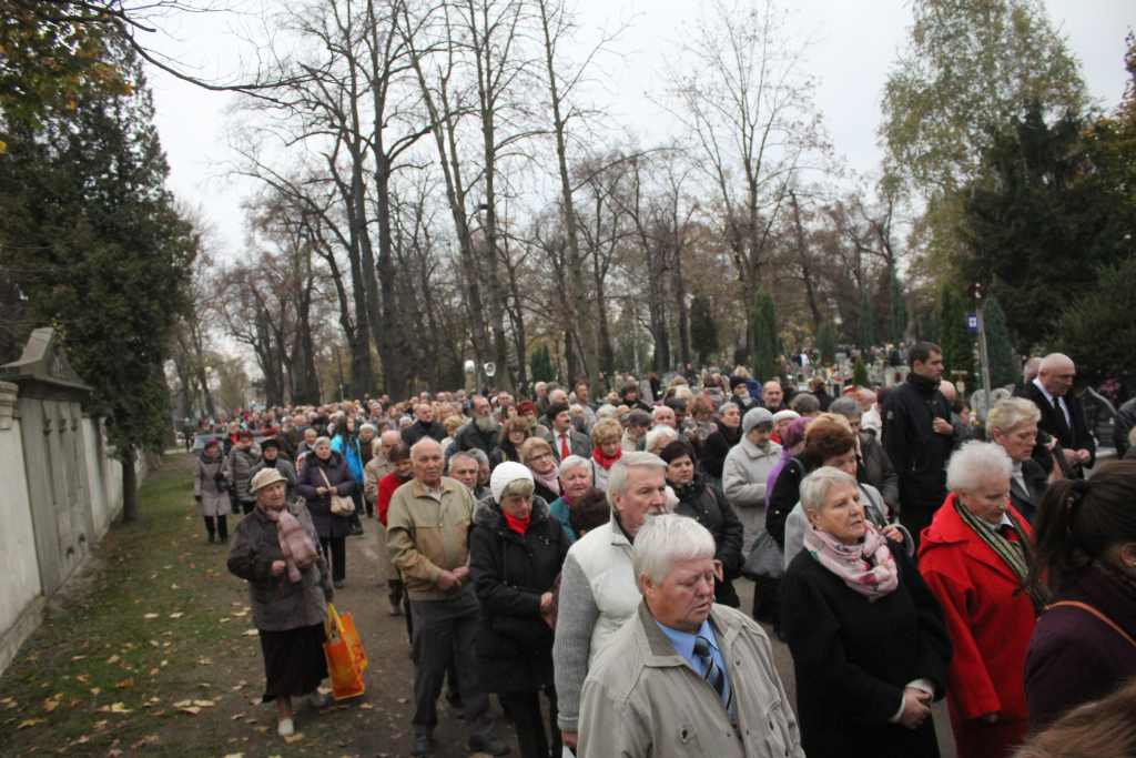 Procesja na legnickim cmentarzu