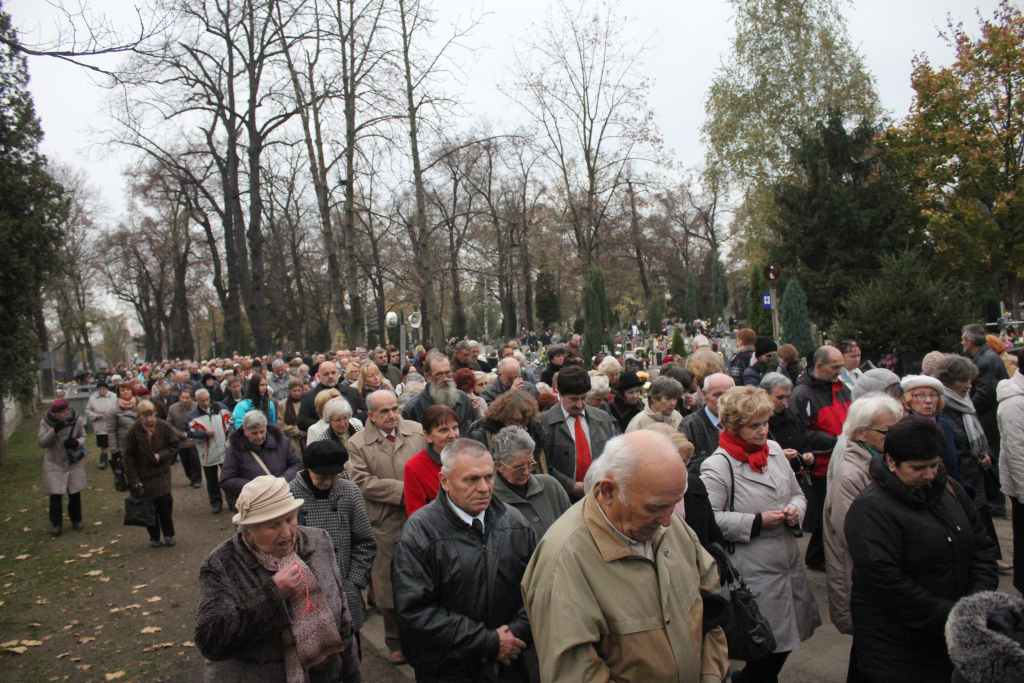 Procesja na legnickim cmentarzu