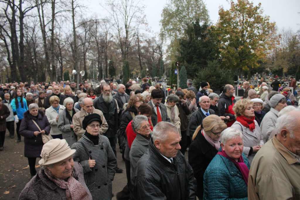 Procesja na legnickim cmentarzu