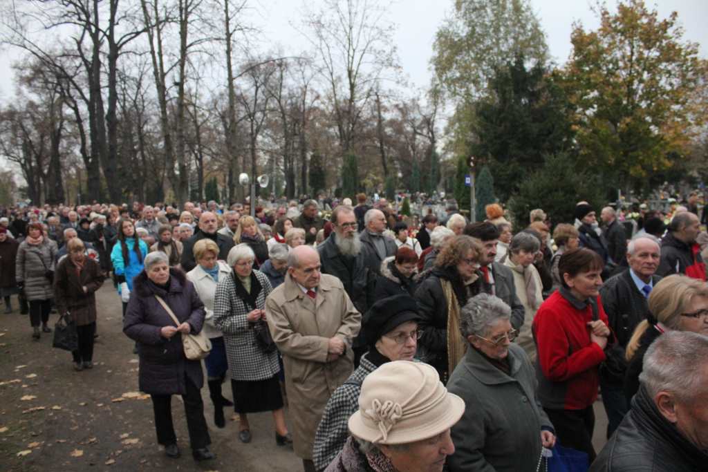 Procesja na legnickim cmentarzu
