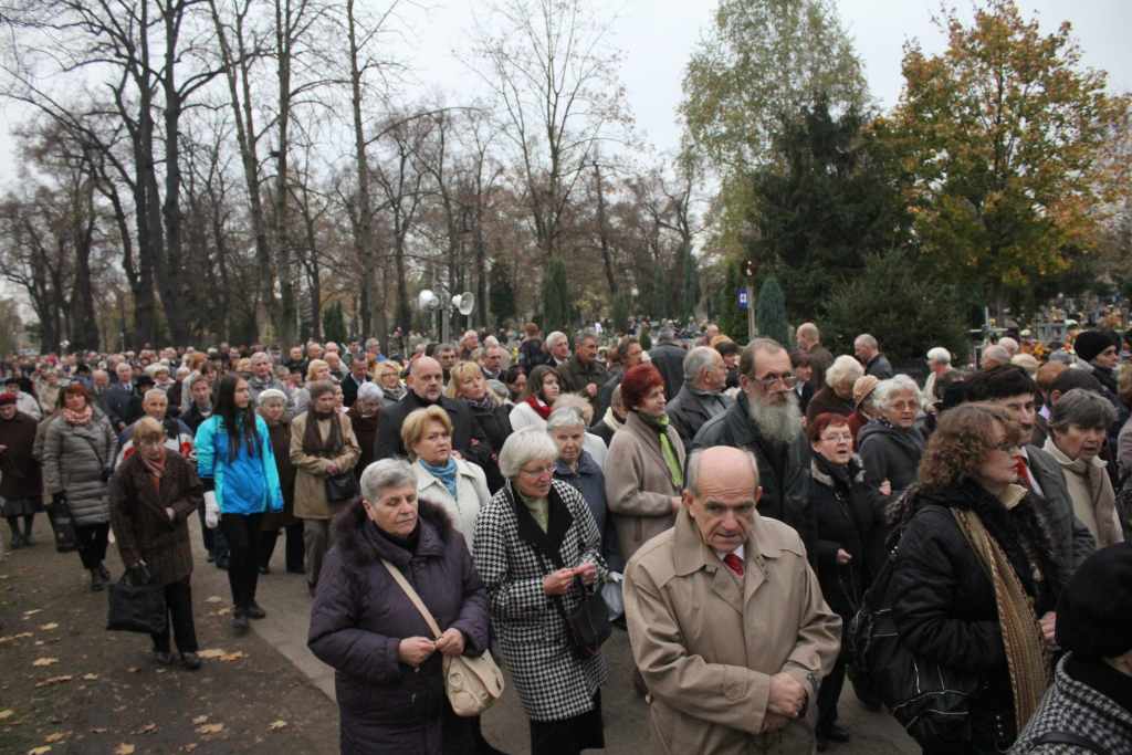 Procesja na legnickim cmentarzu