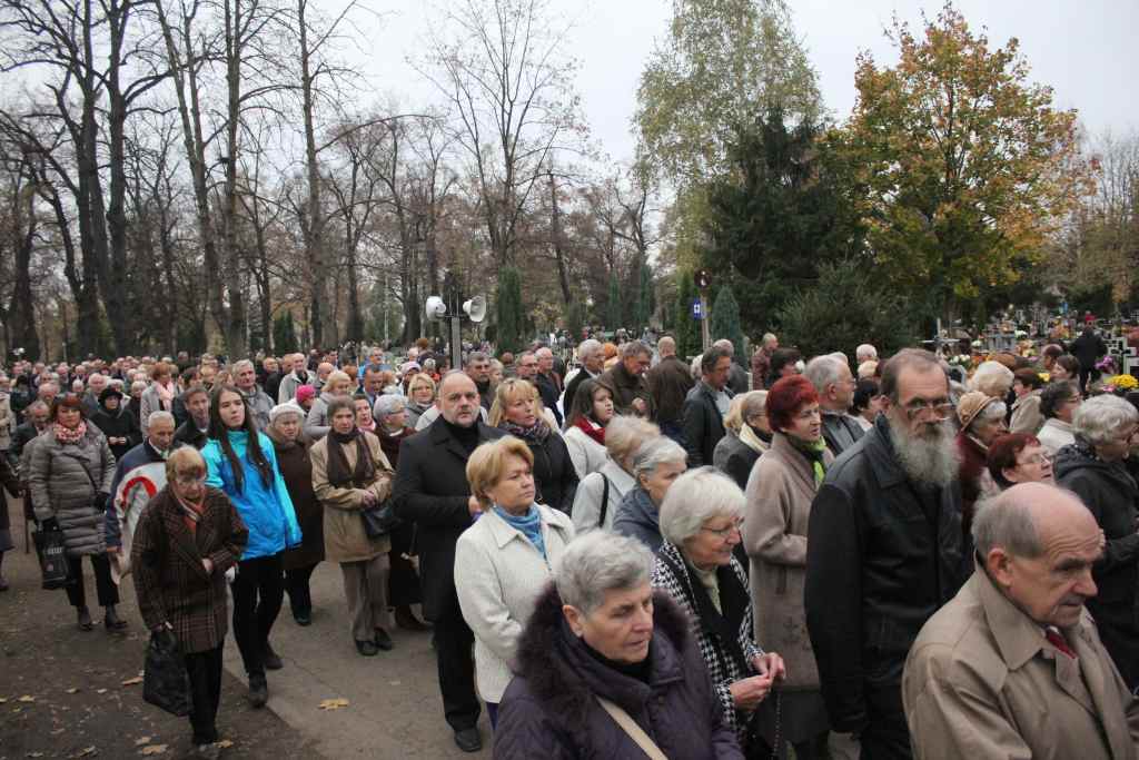 Procesja na legnickim cmentarzu