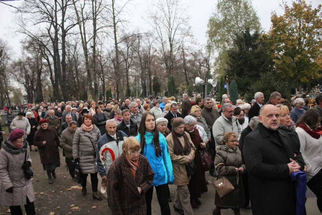 Procesja na legnickim cmentarzu