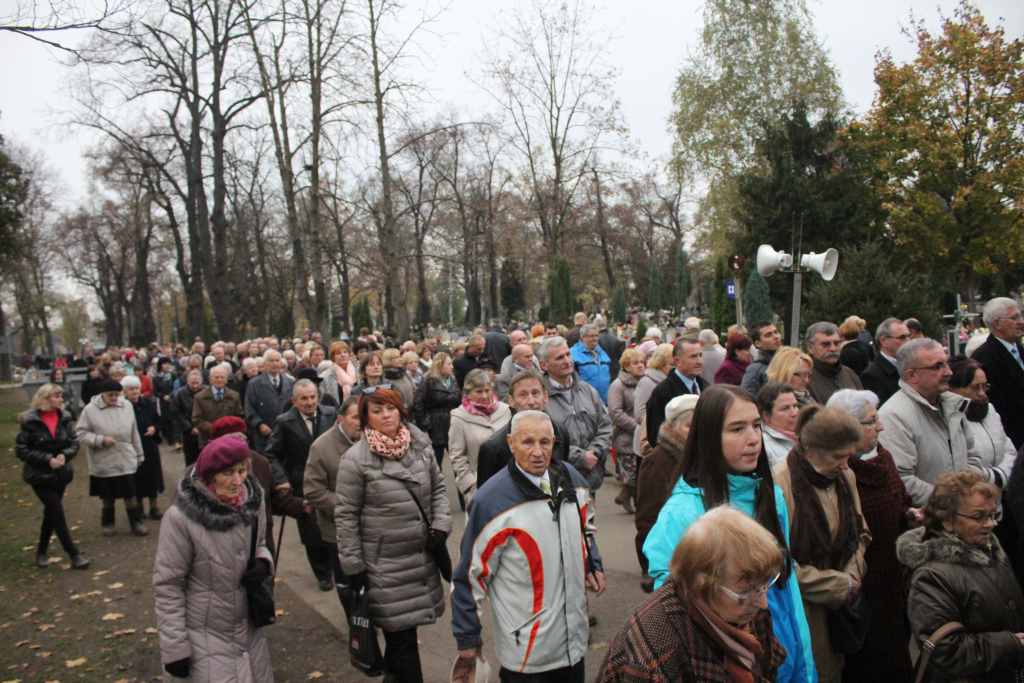 Procesja na legnickim cmentarzu