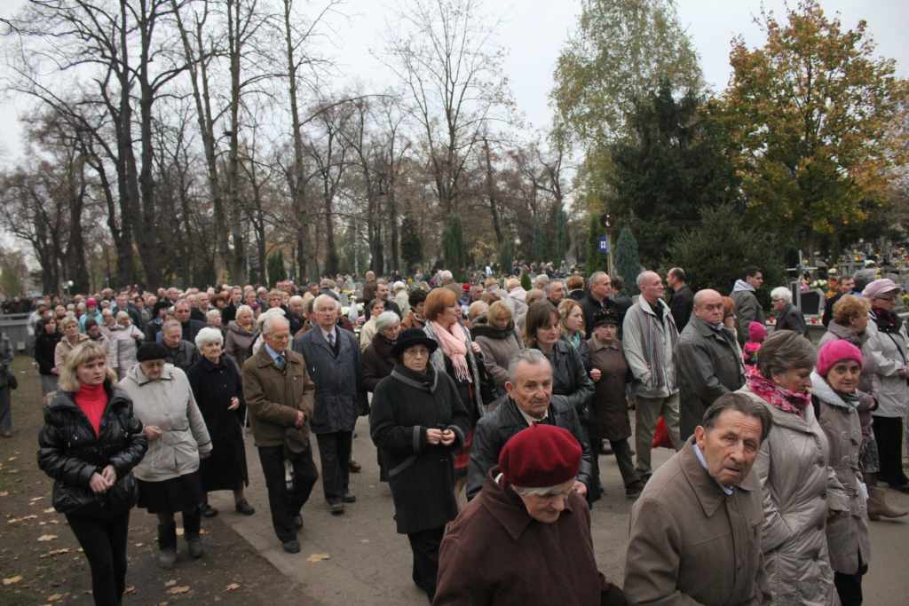Procesja na legnickim cmentarzu