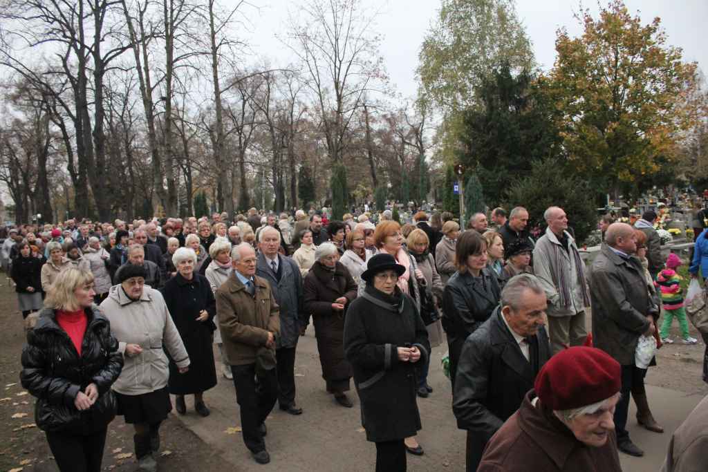 Procesja na legnickim cmentarzu