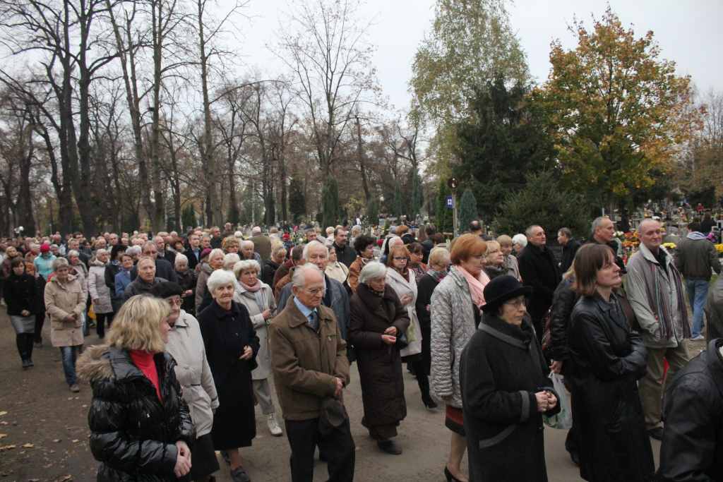 Procesja na legnickim cmentarzu