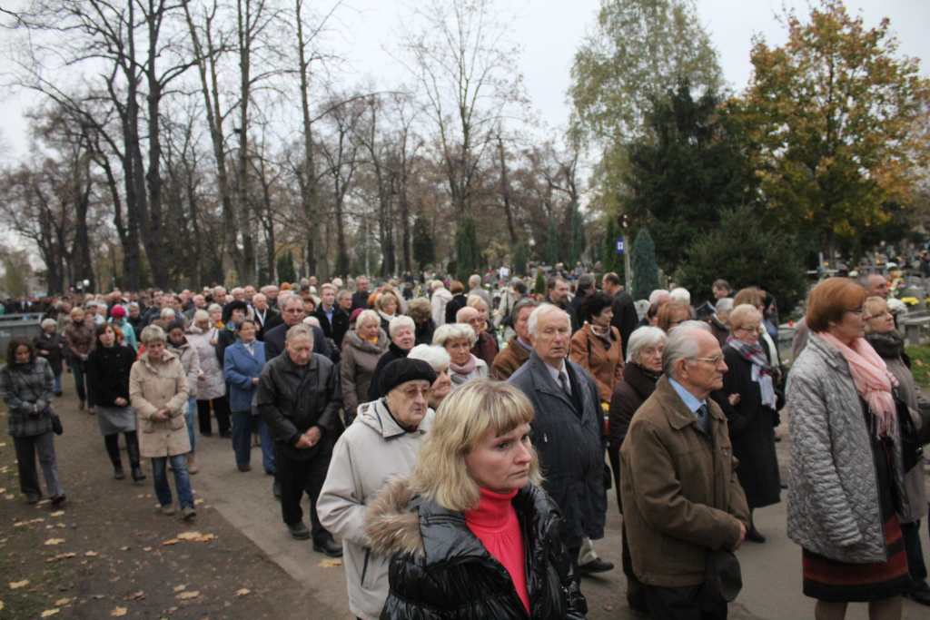 Procesja na legnickim cmentarzu