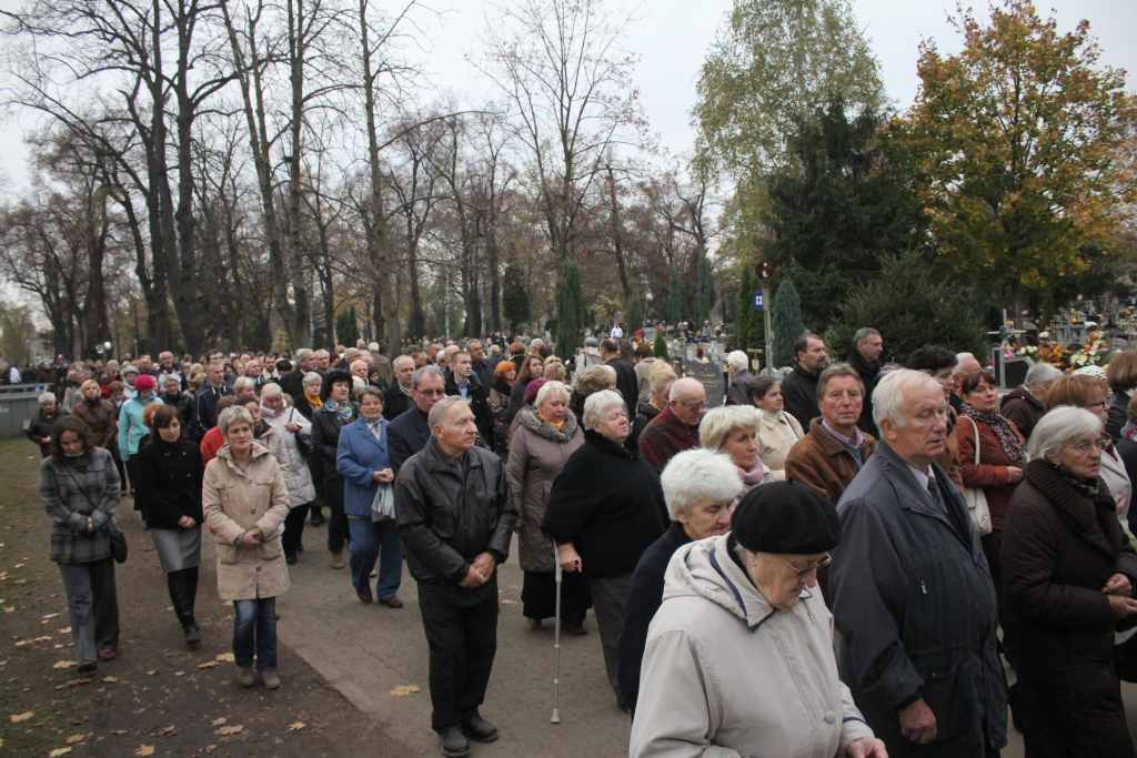 Procesja na legnickim cmentarzu