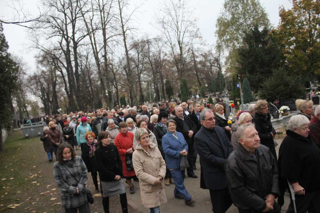 Procesja na legnickim cmentarzu