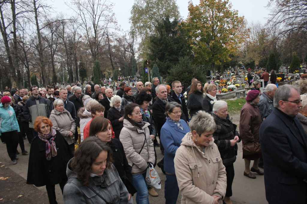 Procesja na legnickim cmentarzu