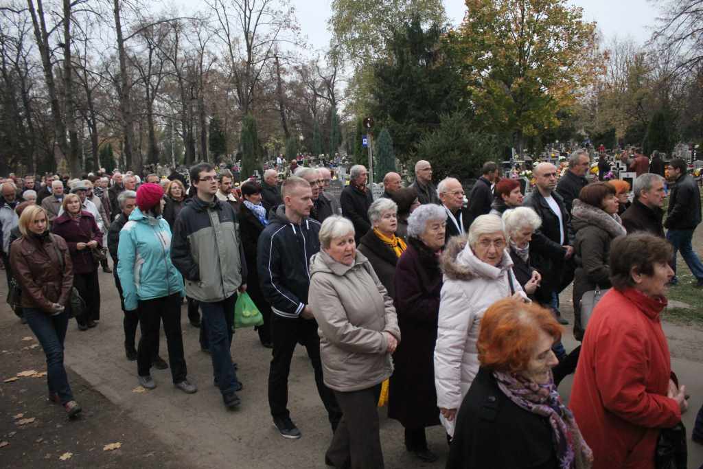 Procesja na legnickim cmentarzu