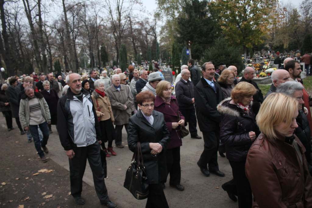 Procesja na legnickim cmentarzu