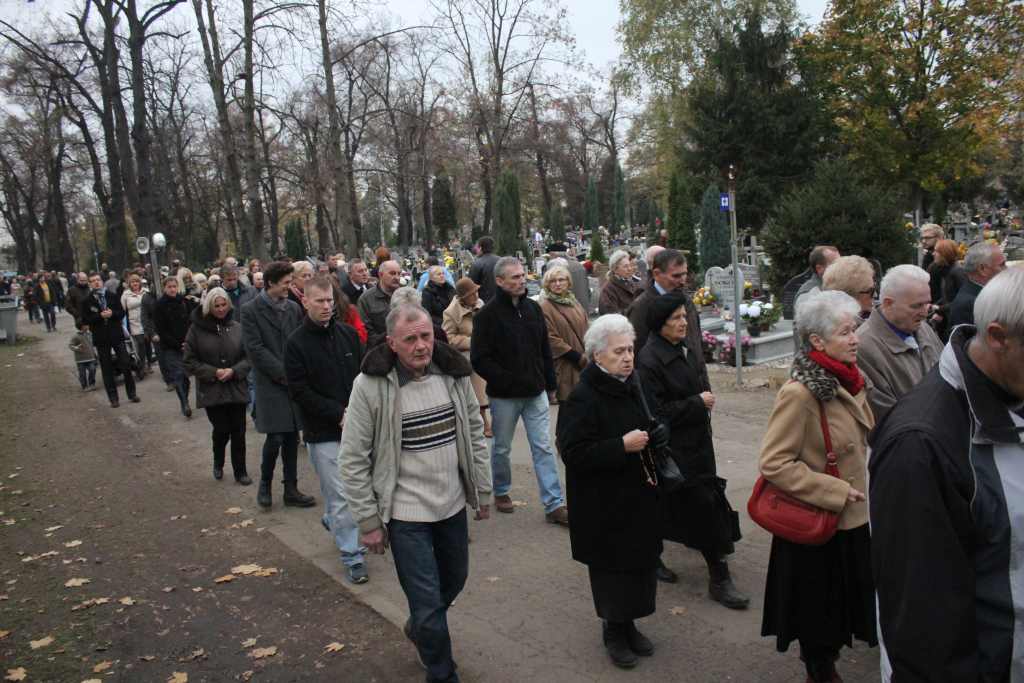 Procesja na legnickim cmentarzu