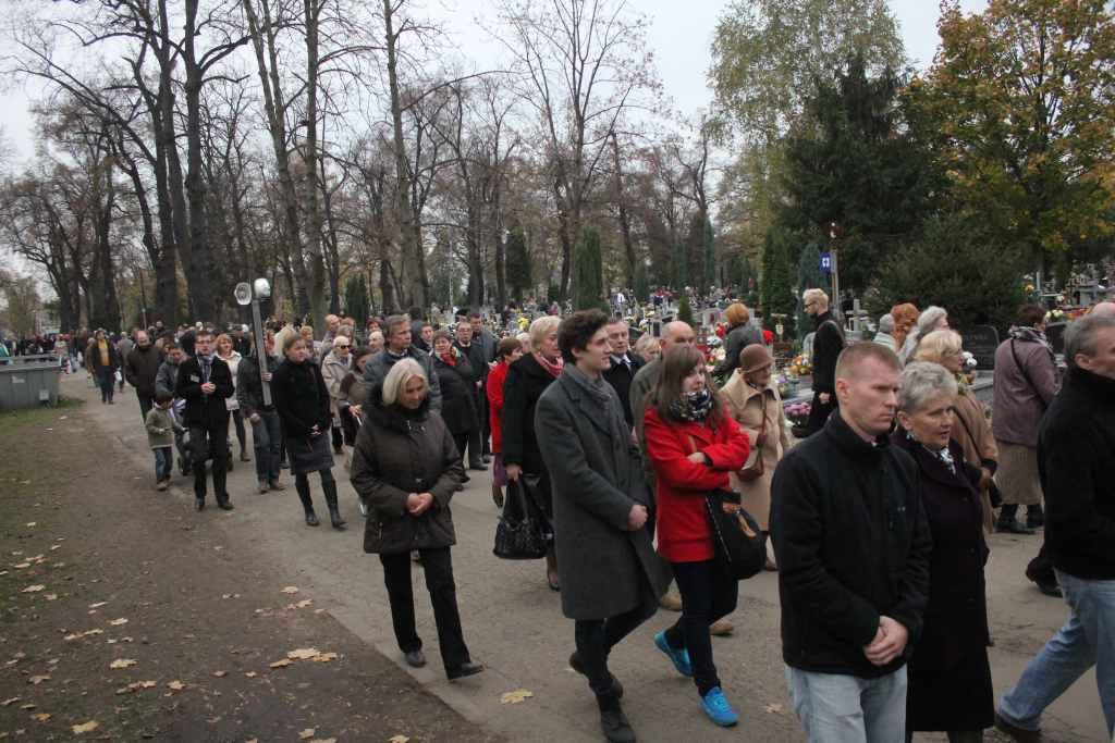 Procesja na legnickim cmentarzu