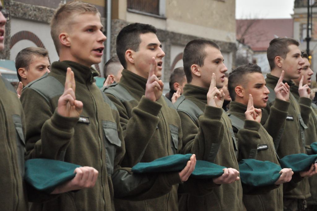 Uczniowie klas mundurowych ślubowali w Rynku