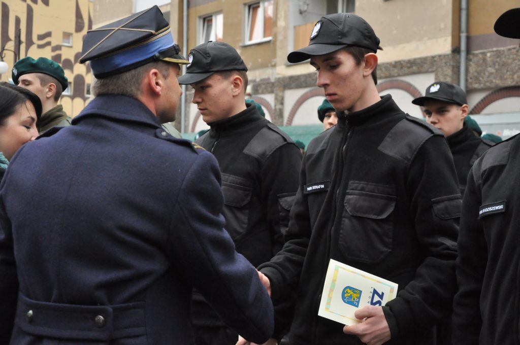 Uczniowie klas mundurowych ślubowali w Rynku