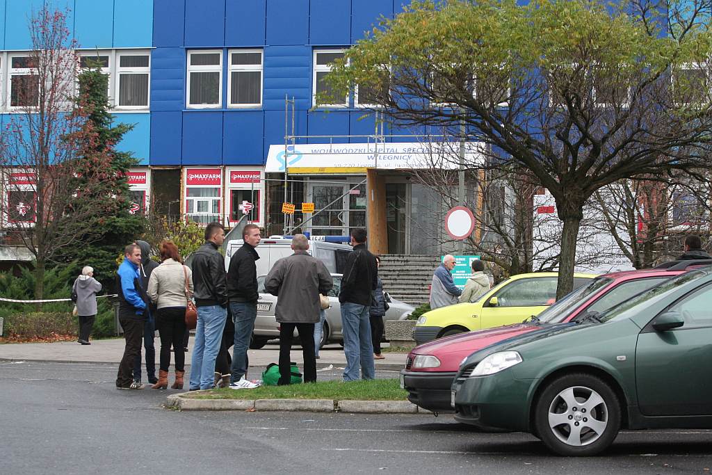 Policja namierza „bombiarza”. SOR odsyła pacjentów