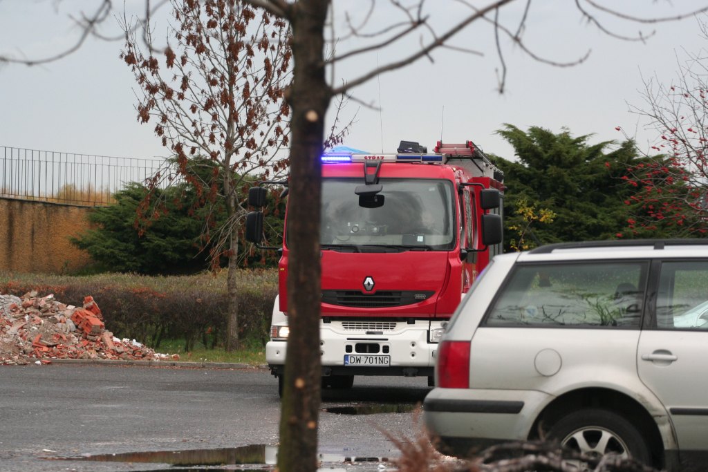 Policja namierza „bombiarza”. SOR odsyła pacjentów