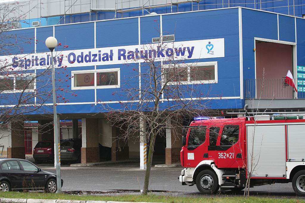 Policja namierza „bombiarza”. SOR odsyła pacjentów