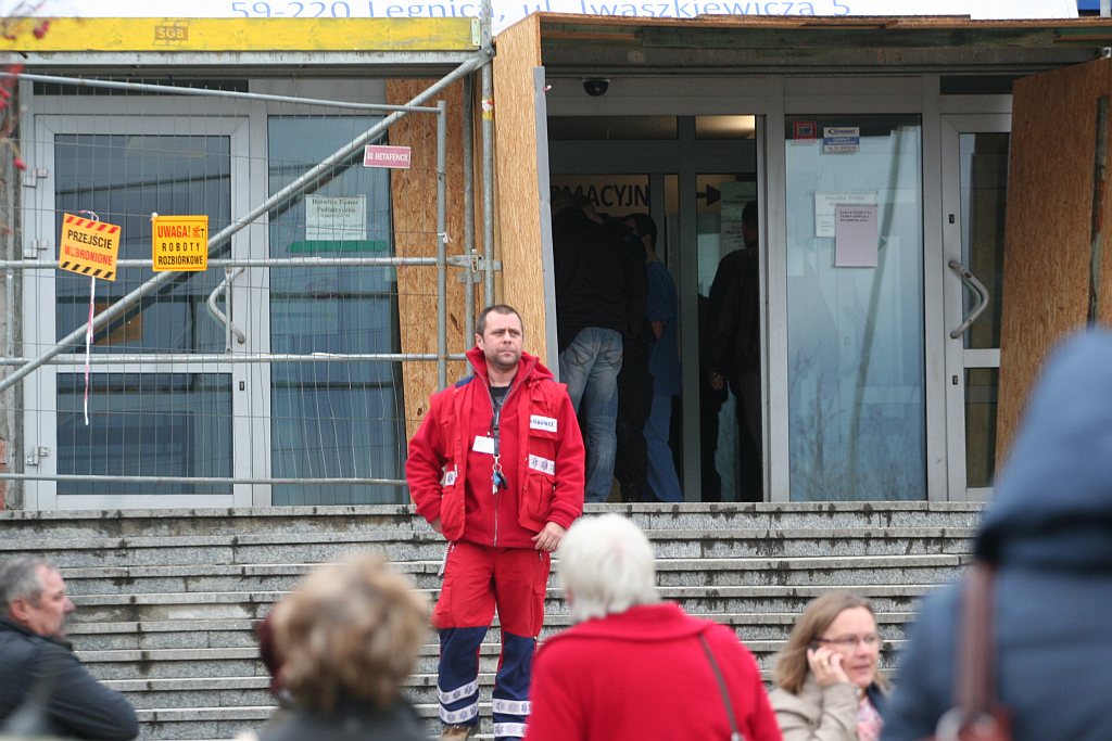Policja namierza „bombiarza”. SOR odsyła pacjentów