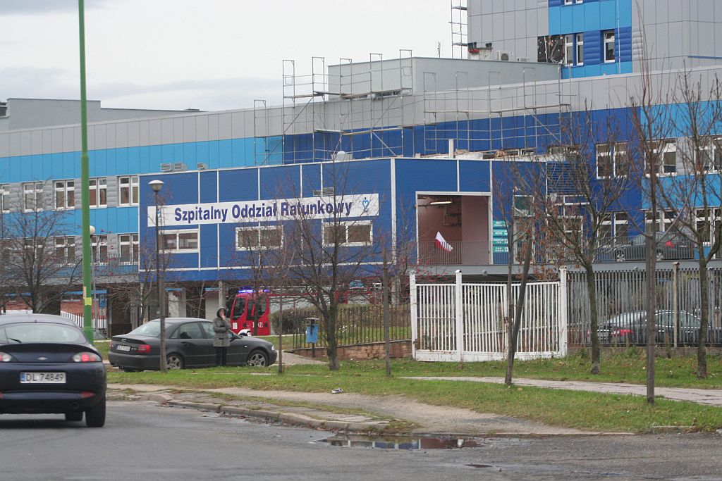 Policja namierza „bombiarza”. SOR odsyła pacjentów