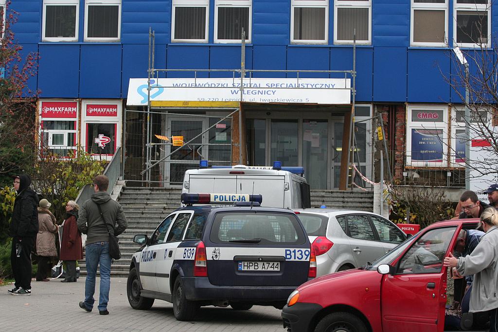 Policja namierza „bombiarza”. SOR odsyła pacjentów