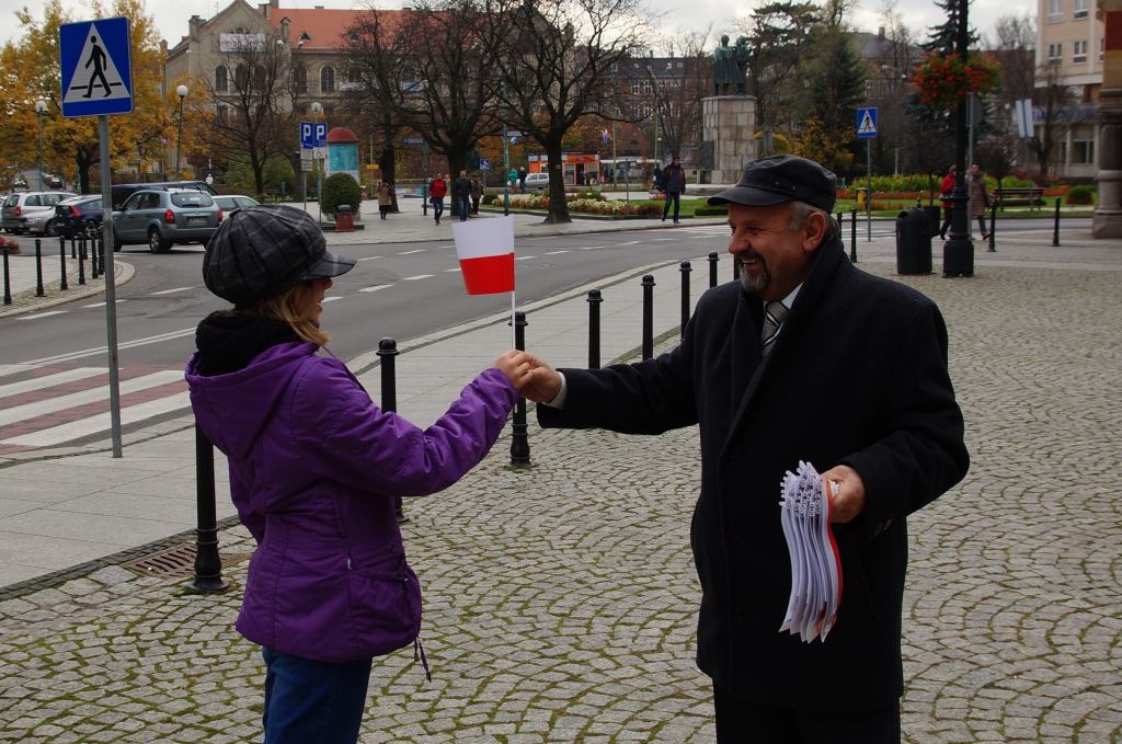 Biało czerwone chorągiewki dla legniczan