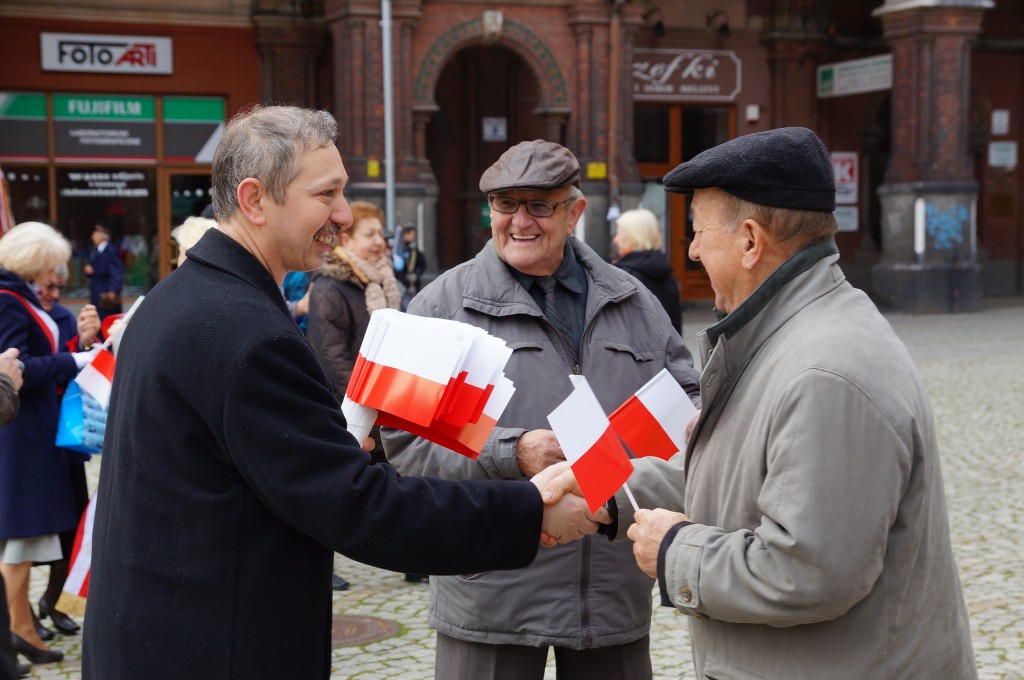 Biało czerwone chorągiewki dla legniczan