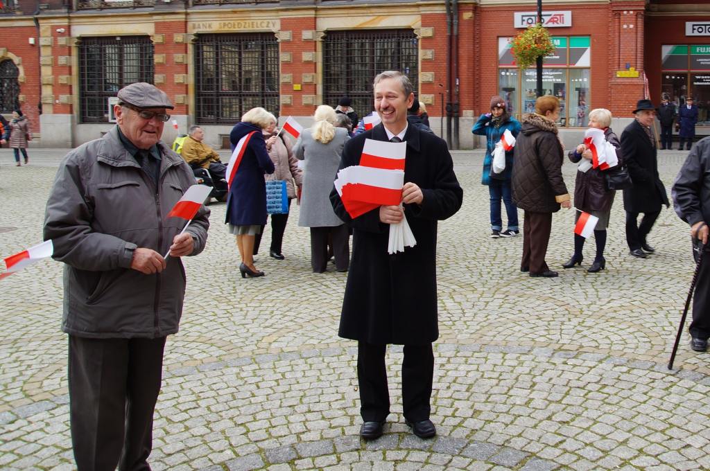Biało czerwone chorągiewki dla legniczan