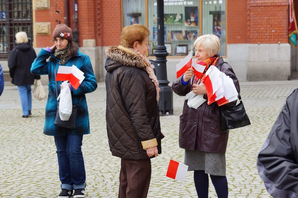 Biało czerwone chorągiewki dla legniczan