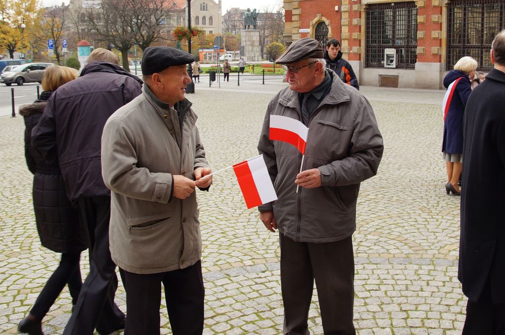 Biało czerwone chorągiewki dla legniczan