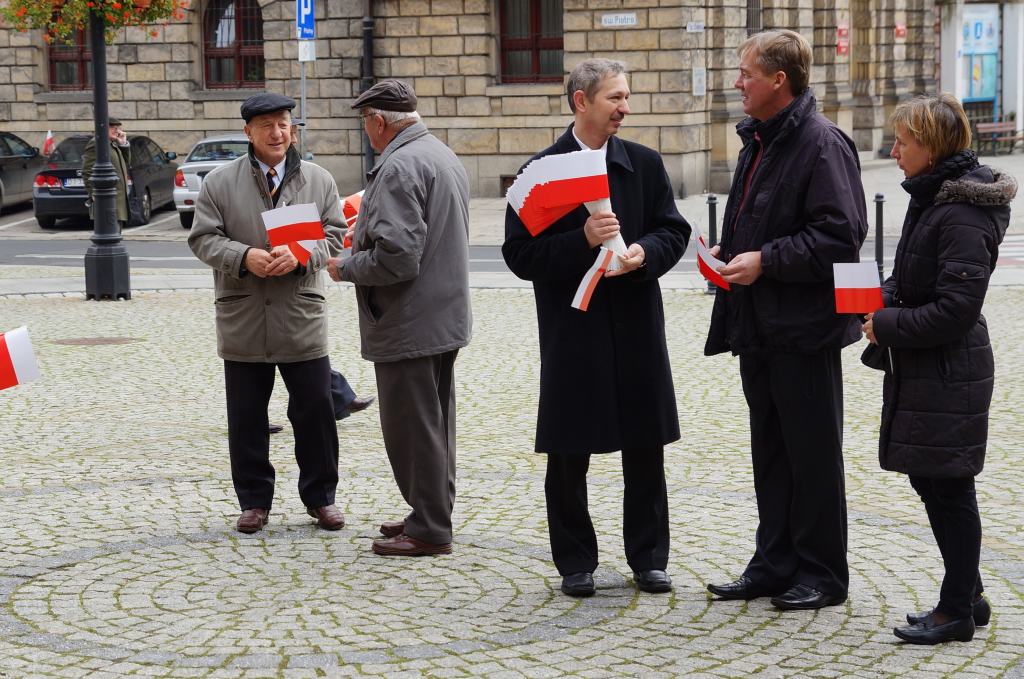 Biało czerwone chorągiewki dla legniczan