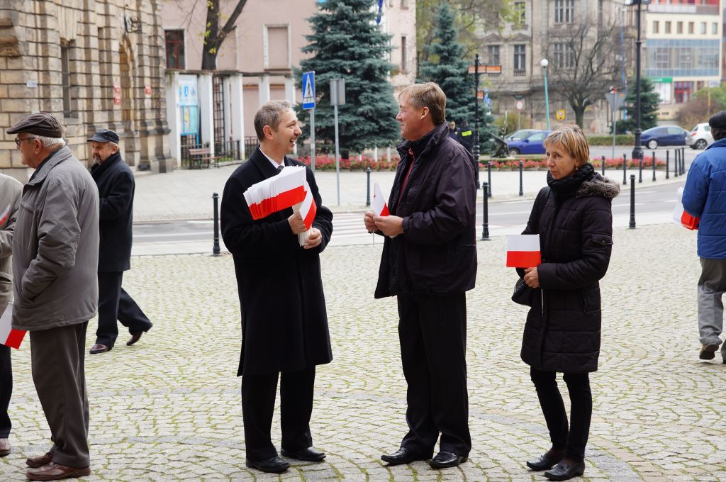 Biało czerwone chorągiewki dla legniczan