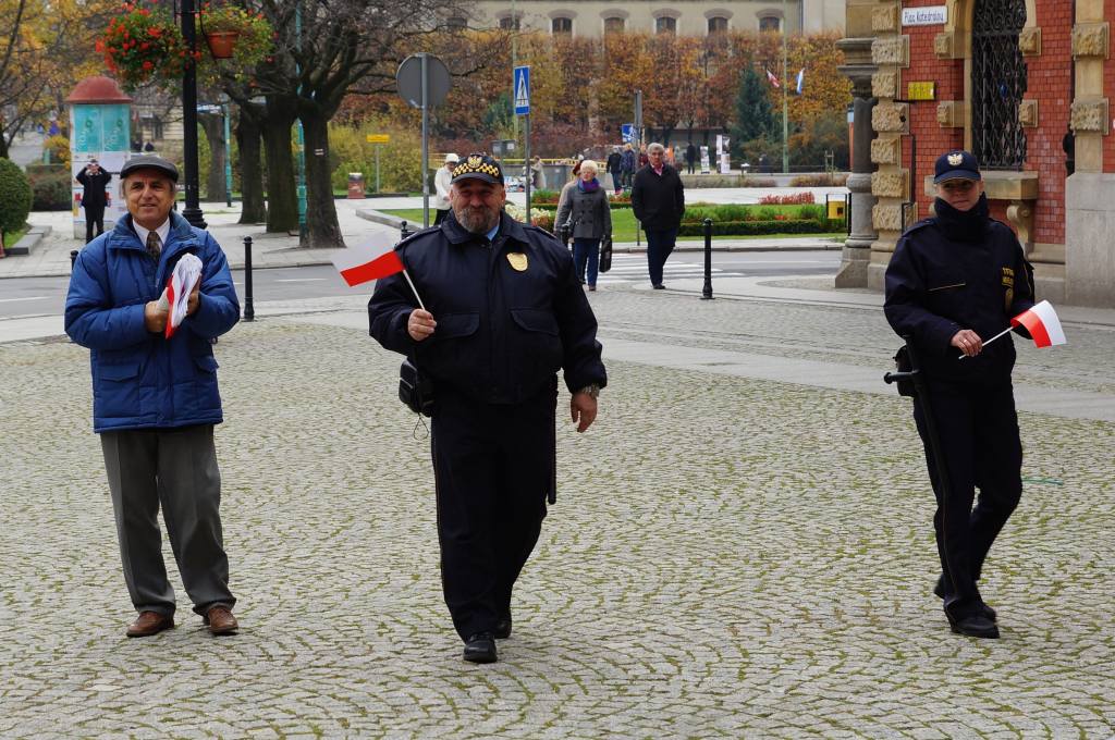 Biało czerwone chorągiewki dla legniczan