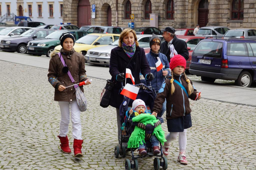 Biało czerwone chorągiewki dla legniczan