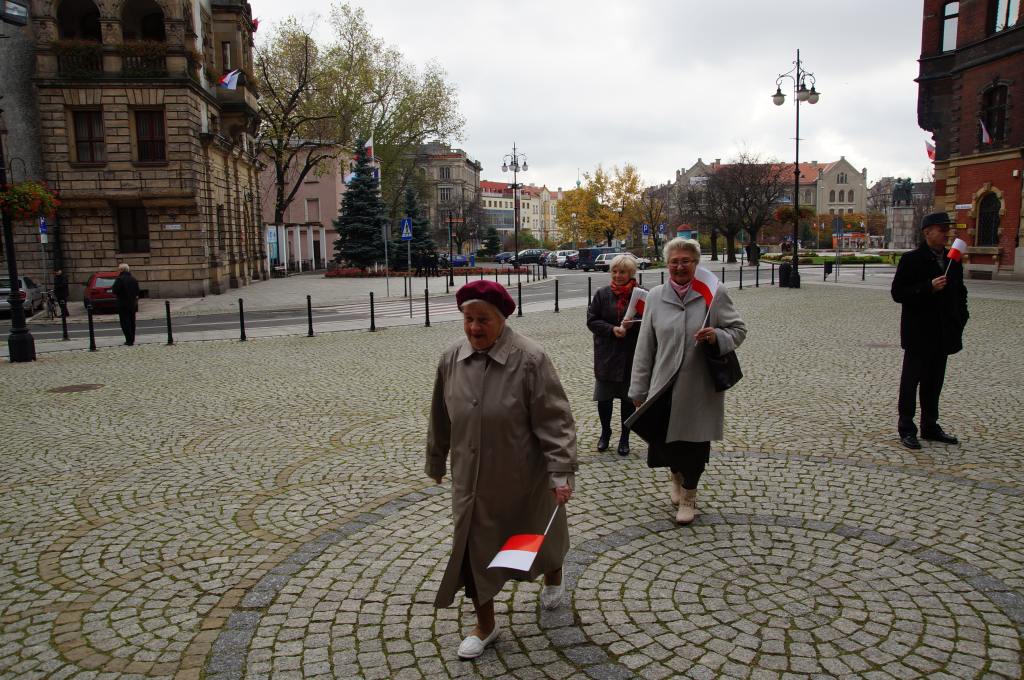 Biało czerwone chorągiewki dla legniczan