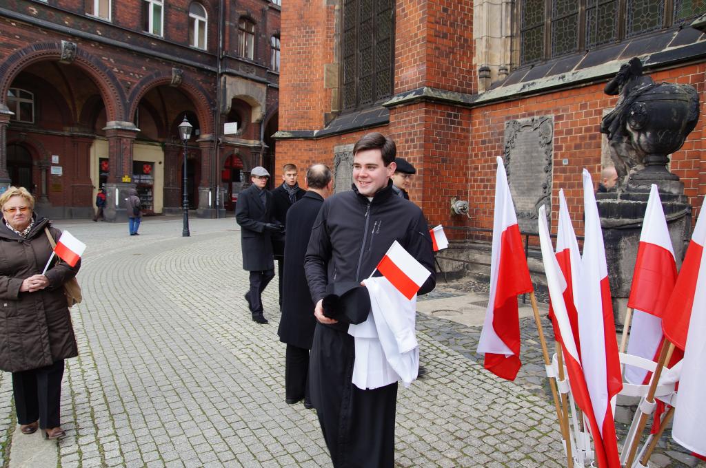 Biało czerwone chorągiewki dla legniczan