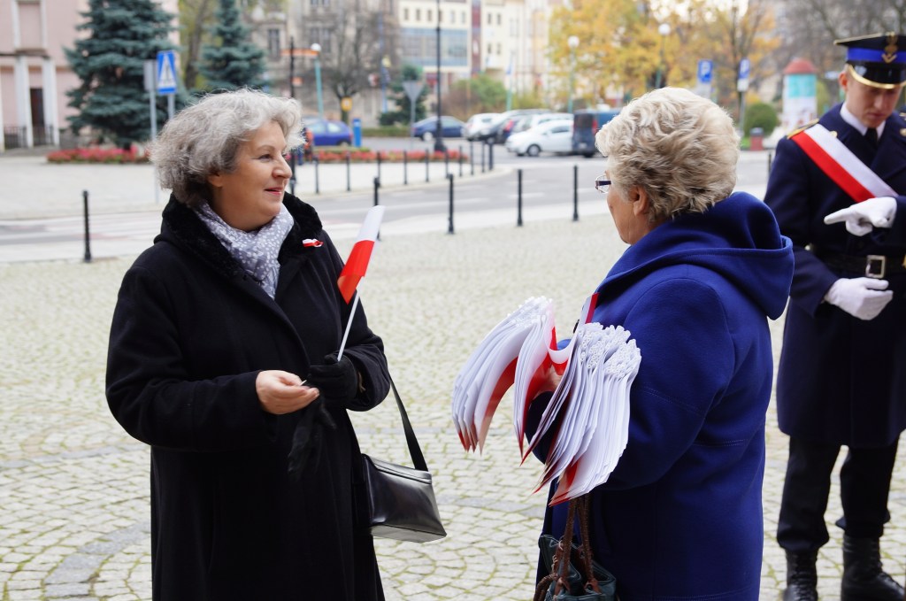 Biało czerwone chorągiewki dla legniczan