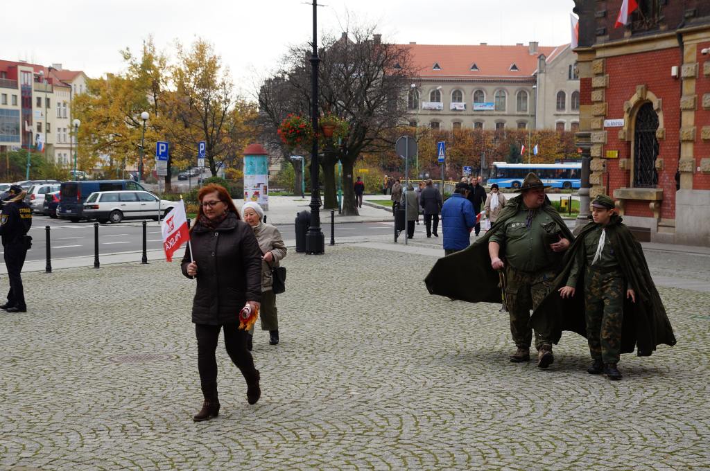 Biało czerwone chorągiewki dla legniczan