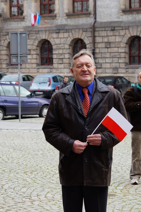 Biało czerwone chorągiewki dla legniczan