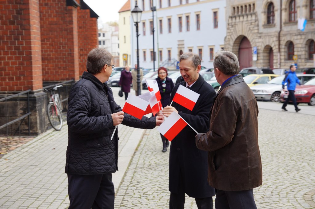 Biało czerwone chorągiewki dla legniczan